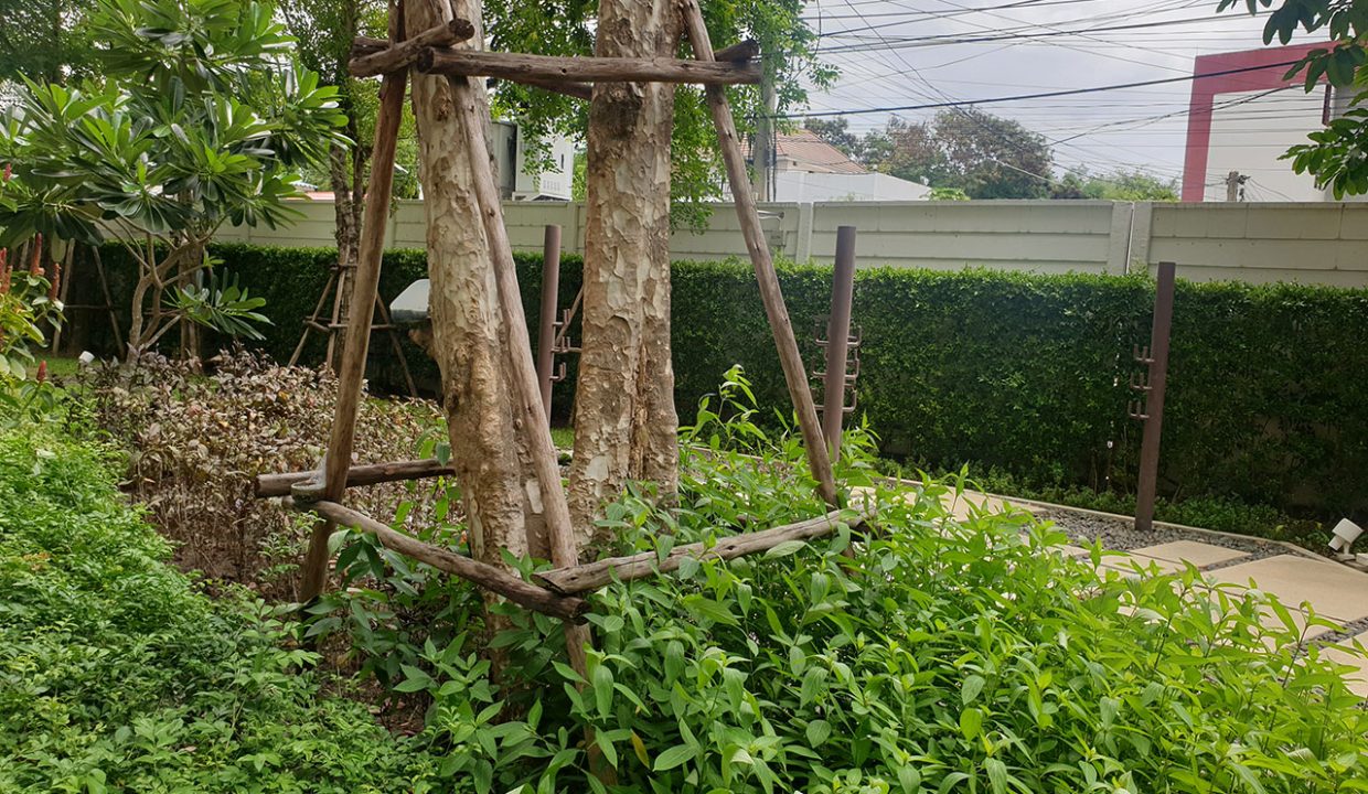 Baan Peang Ploen Condo Garden Area