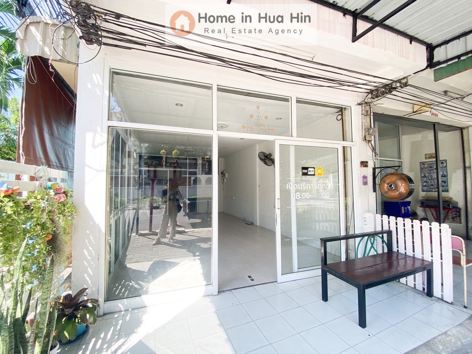 Selling a commercial building in front of Klai Kangwon Palace, Hua Hin. It’s good to live by yourself. It’s convenient to open a shop.